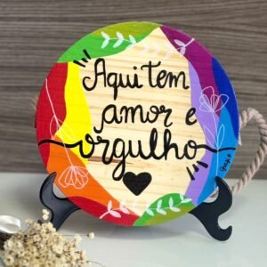 Placa Pinus Arco-íris “Aqui tem amor e orgulho”